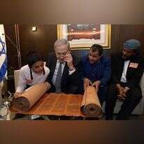החות'ים טענו שמדובר בגזל אוצר תרבות. נתניהו עם ספר התורה העתיק. | חיים צח, לע"מ
