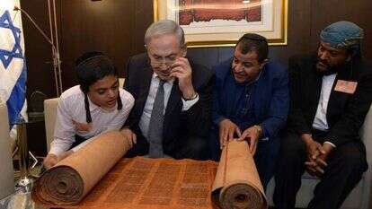 החות'ים טענו שמדובר בגזל אוצר תרבות. נתניהו עם ספר התורה העתיק. | חיים צח, לע"מ