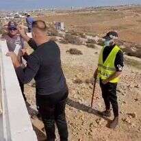 פינוי במצפה קדם בהר חברון. | מסך מתוך סרטון. ללא קרדיט פינוי במצפה קדם בהר חברון. | מסך מתוך סרטון. ללא קרדיט