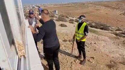 פינוי במצפה קדם בהר חברון. | מסך מתוך סרטון. ללא קרדיט