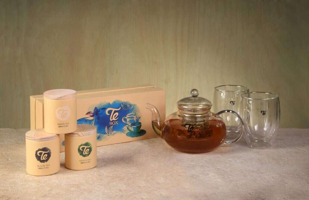 מארז שלישיית קנקן ושתי כוסות: 299 שקלים. | יח"צ