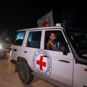 חטופים מועברים לצלב האדום על ידי אנשי חמאס, ארכיון | AFP