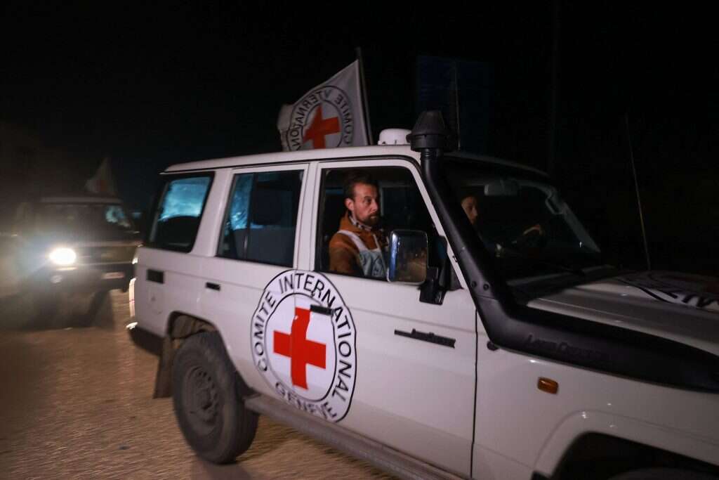 חטופים מועברים לצלב האדום על ידי אנשי חמאס, ארכיון | AFP