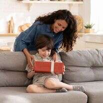 מתנה לחג לילדים. | שאטרסטוק מתנה לחג לילדים. | שאטרסטוק