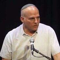 ראש מועצת קרית ארבע, אליהו ליבמן. | מסך מתוך שידור של מועצת גוש עציון