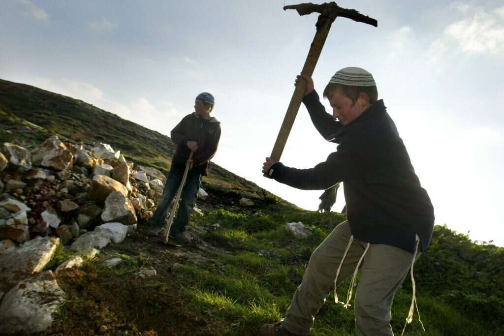 בני נוער חופרים בורות לנטיעת עצים. | אוליבייה פיטוסי, פלאש 90