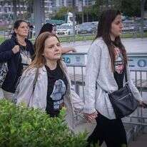 משפחות החטופים עם כניסתם לפגישה עם הקבינט, אתמול. | אבשלום ששוני - פלאש 90