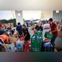 מתנדבים אורזים ציוד ומזון לחיילים ולמפונים. | חיים גולדברג, פלאש