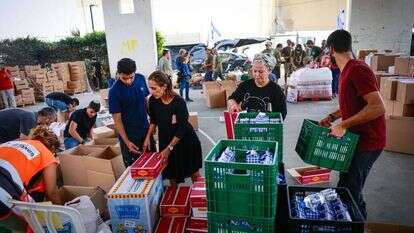 מתנדבים אורזים ציוד ומזון לחיילים ולמפונים. | חיים גולדברג, פלאש