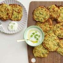 לביבות זוקיני ובצל ירוק. | אפרת ליכטנשטט לביבות זוקיני ובצל ירוק. | אפרת ליכטנשטט