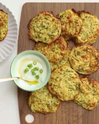 לביבות זוקיני ובצל ירוק. | אפרת ליכטנשטט