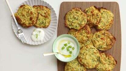 לביבות זוקיני ובצל ירוק. | אפרת ליכטנשטט