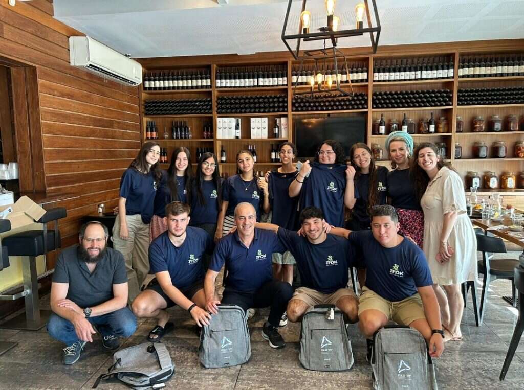 נציגי רשת אמית באילת עם בני ובנות שירות לאומי ומתנדבי ש"ש במלונות המפונים משדרות