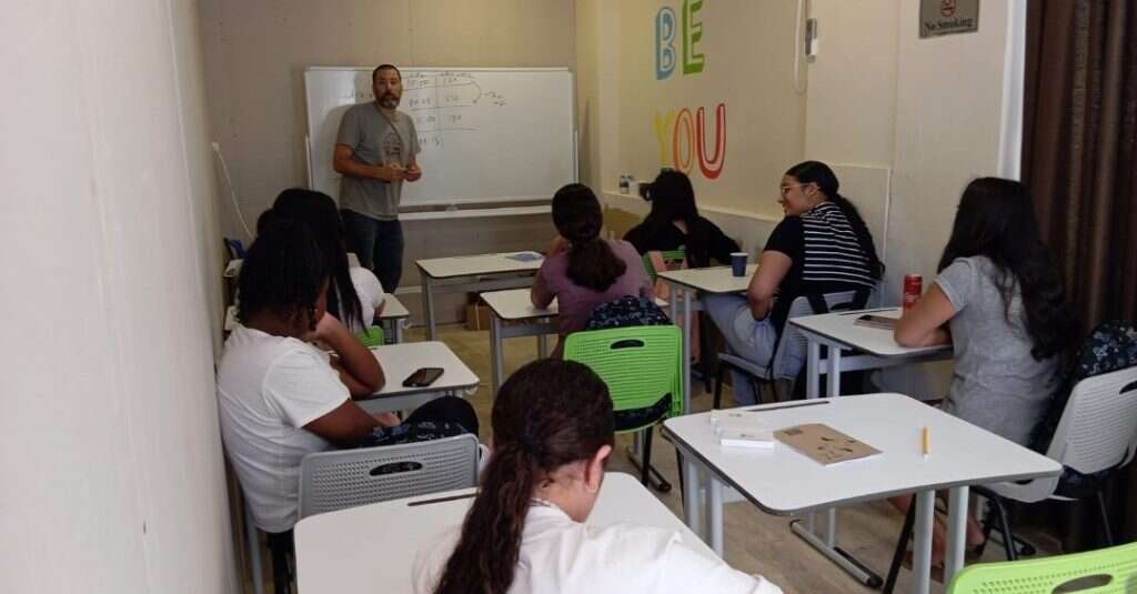 תלמידי שדרות במרחב הלימודי במלונות ים המלח. | דוד דביר
