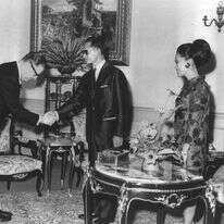 "אנחנו חוששים ממידותיך הטובות. העולם אוהב את ההפך. העולם משתגע לטירוף" אבא אבן בביקור בארמון מלך ומלכת תאילנד, 1967. | לע"מ