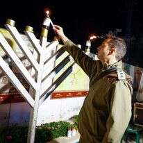 מפקד חטיבת עציון איתי מטק מדליק נרות חנוכה בשנה שעברה. | גרשון אלינסון, פלאש 90