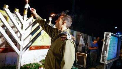 מפקד חטיבת עציון איתי מטק מדליק נרות חנוכה בשנה שעברה. | גרשון אלינסון, פלאש 90