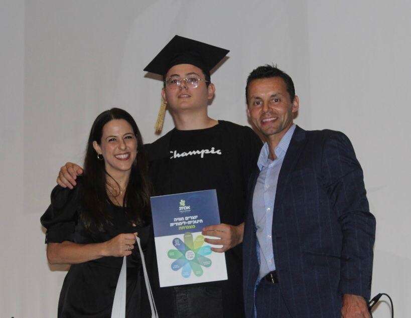 לא מתרגלת לתואר "מנהלת שכולה". עינת רובין עם מתן הי"ד ודימה בולט. | מגמת