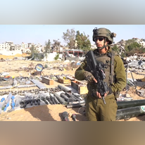 סא"ל תומר מפקד גדוד 50 מציג את האמל"ח שנתפס. | דובר צה"ל סא"ל תומר מפקד גדוד 50 מציג את האמל"ח שנתפס. | דובר צה"ל