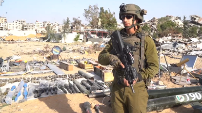 סא"ל תומר מפקד גדוד 50 מציג את האמל"ח שנתפס. | דובר צה"ל