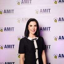 שרי ספרא, נשיאת אמית העולמית. | Abbie Sophia