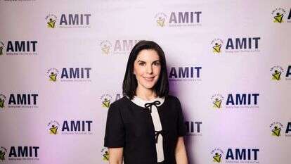 שרי ספרא, נשיאת אמית העולמית. | Abbie Sophia