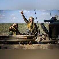 "שמחים שיש בידנו לסייע". חיילים בגבול עזה. | אורן בן חקון, פלאש 90