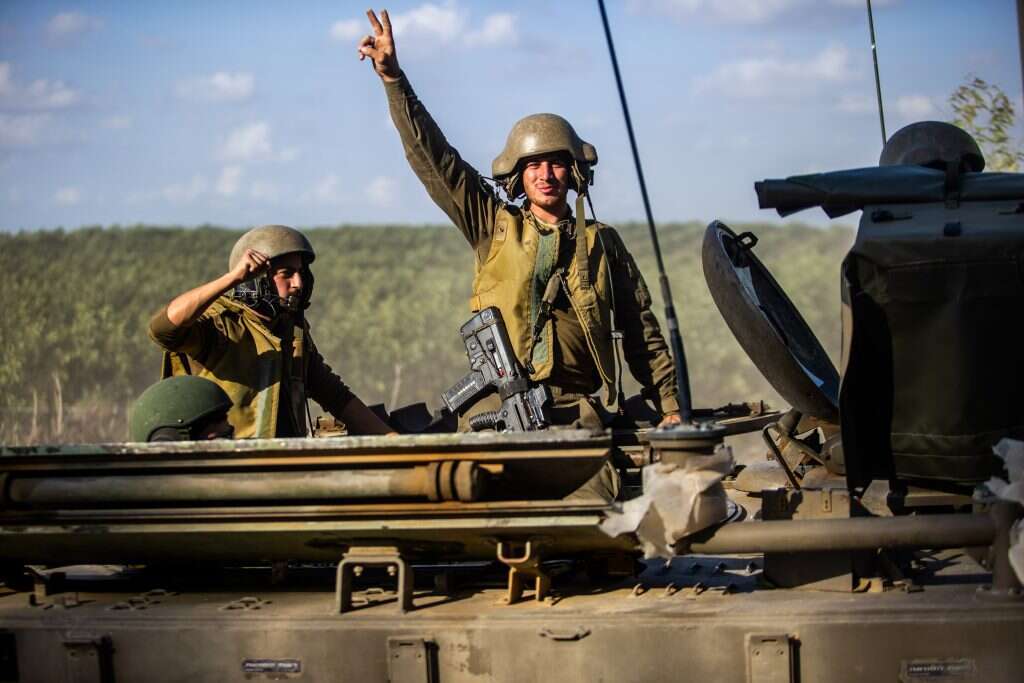 "שמחים שיש בידנו לסייע". חיילים בגבול עזה. | אורן בן חקון, פלאש 90