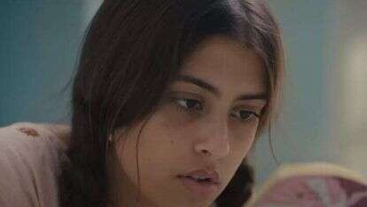 ה | מסך מתוך הטריילר של הסרט "פארחה" שיעלה לנטפליקס ה | מסך מתוך הטריילר של הסרט "פארחה" שיעלה לנטפליקס