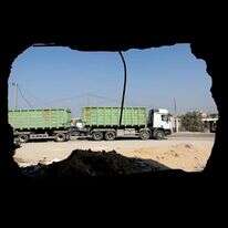 משאיות סיוע הומניטרי במעבר כרם שלום. | יוסף מוחמד, פלאש90