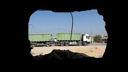 משאיות סיוע הומניטרי במעבר כרם שלום. | יוסף מוחמד, פלאש90