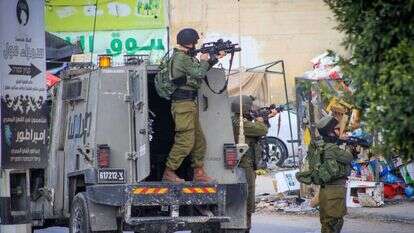 חיילים שומרים על מתיישבים ליד הכפר דיר-שרף, ממערב לעיר שכם. | נאסר אישתיה, פלאש90