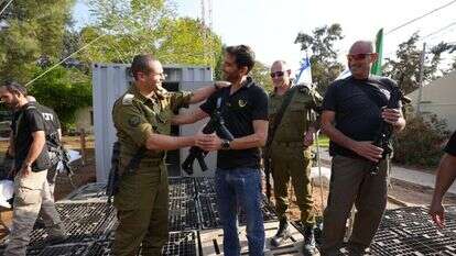 חלוקת נשקים לכיתות הכוננות בעוטף. | משרד הביטחון