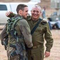 גדי איזנקוט ובנו גל, שנפל בקרב בעזה, ב-2018. | דובר צה"ל