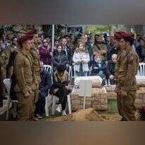 משפחתו וחבריו של עמית בונצל הי"ד בהלוויתו בבית העלמין הצבאי בהר הרצל. | חיים גולדברג, פלאש 90