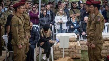 משפחתו וחבריו של עמית בונצל הי"ד בהלוויתו בבית העלמין הצבאי בהר הרצל. | חיים גולדברג, פלאש 90 משפחתו וחבריו של עמית בונצל הי"ד בהלוויתו בבית העלמין הצבאי בהר הרצל. | חיים גולדברג, פלאש 90