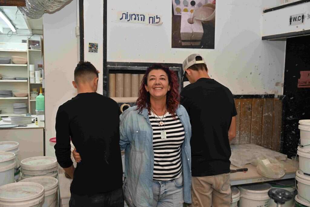 סיפוק ותחושת ערך לנערים שאבדו הכול. קרן אור ונערים בהכנת ערכות לחנוכה. | יהודה בן־יתח