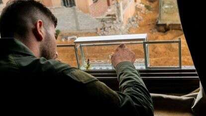 כולם מבינים את המשמעות של מעשיהם. חיילים מדליקים נר ראשון של חנוכה בעזה, אתמול. | דובר צה"ל