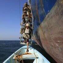 מבקרים תימנים יורדים מסיפון הגלקסי רידר. | אי.פי.איי מבקרים תימנים יורדים מסיפון הגלקסי רידר. | אי.פי.איי