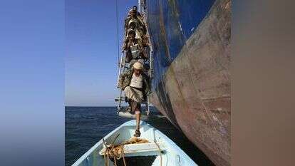 מבקרים תימנים יורדים מסיפון הגלקסי רידר. | אי.פי.איי