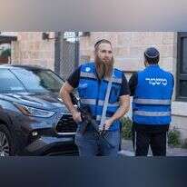 לכל מוסד תורת לחימה משלו. מתנדבים בשערי חסד. | יוסי אלוני