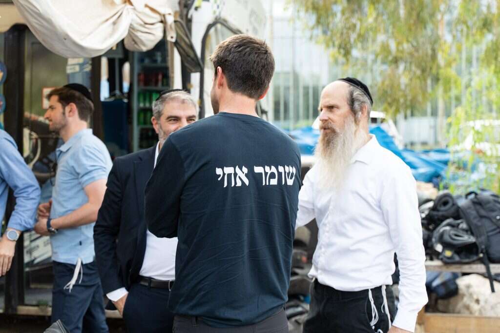 לא מיליציה אלא אגף חרדי.אילון־הירש וריפמן עם המתנדבים בהכשרה. | השומר החדש