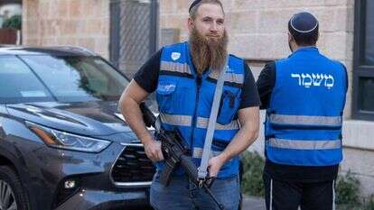 לכל מוסד תורת לחימה משלו. מתנדבים בשערי חסד. | יוסי אלוני