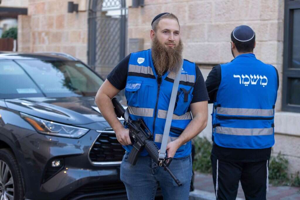 לכל מוסד תורת לחימה משלו. מתנדבים בשערי חסד. | יוסי אלוני