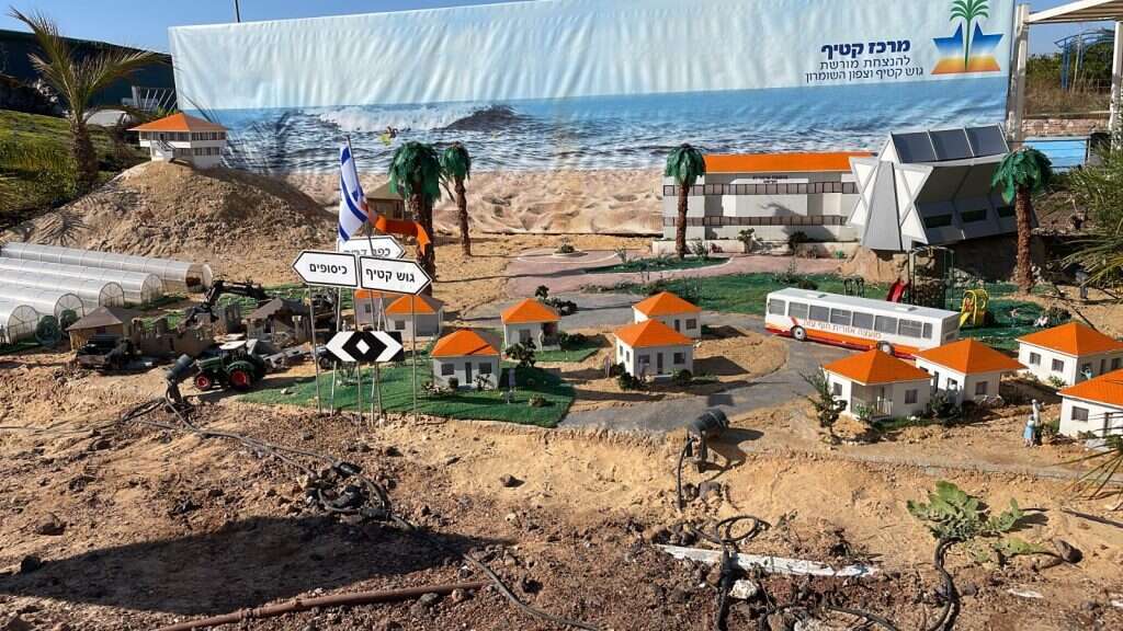 דגם גוש קטיף במיני ישראל. | שרון נהמי דגם גוש קטיף במיני ישראל. | שרון נהמי