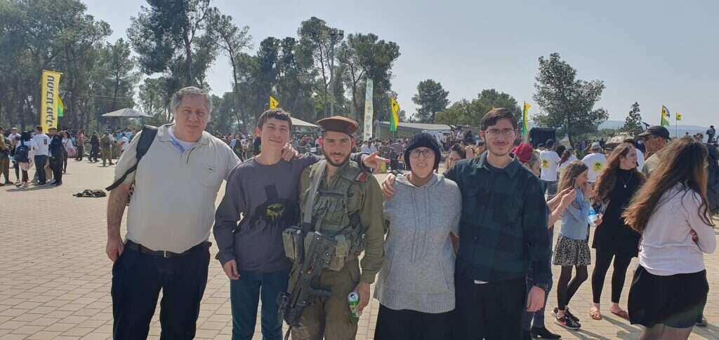 בית של ערכים ואמונה. משפחת סגל בהרכב מלא לפני נפילת אוריאל הי"ד. | באדיבות המשפחה