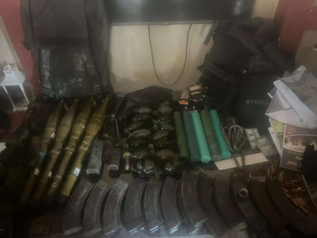 אמצעי הלחימה שאותרו במפקדה צבאית בשכונת שג׳עייה. | דו"צ