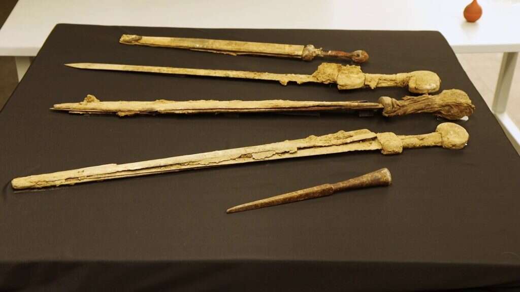 כלי הנשק הקדומים שנמצאו במערה. | אמיל אלדג'ם, רשות העתיקות