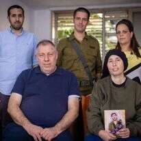למעלה: צוות ישיבת אמית כפר גנים. למטה: הוריו של אוריאל סגל הי"ד. | אריק סולטן
