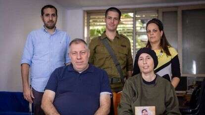 למעלה: צוות ישיבת אמית כפר גנים. למטה: הוריו של אוריאל סגל הי"ד. | אריק סולטן